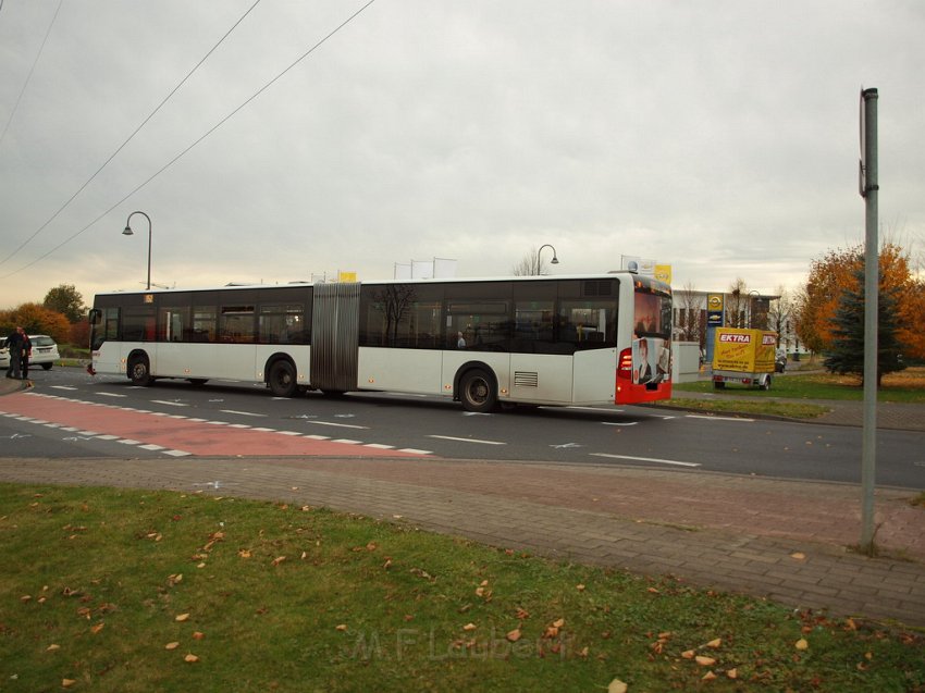 VU KVB Bus PKW Koeln Porz Gremberghoven Neuenhofstr Edmund Rumplerstr P081.JPG